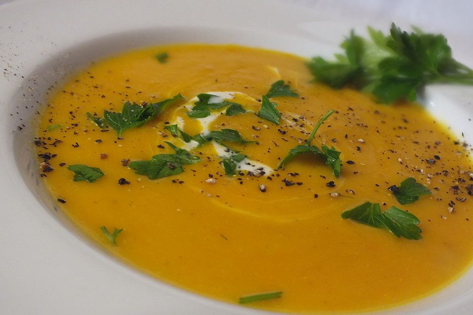 Cremige Kürbissuppe mit Äpfeln, Karotten und Kartoffeln