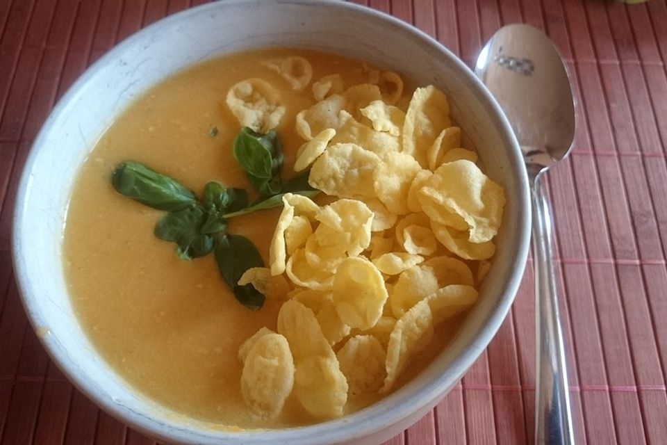 Cremige Kürbissuppe mit Äpfeln, Karotten und Kartoffeln