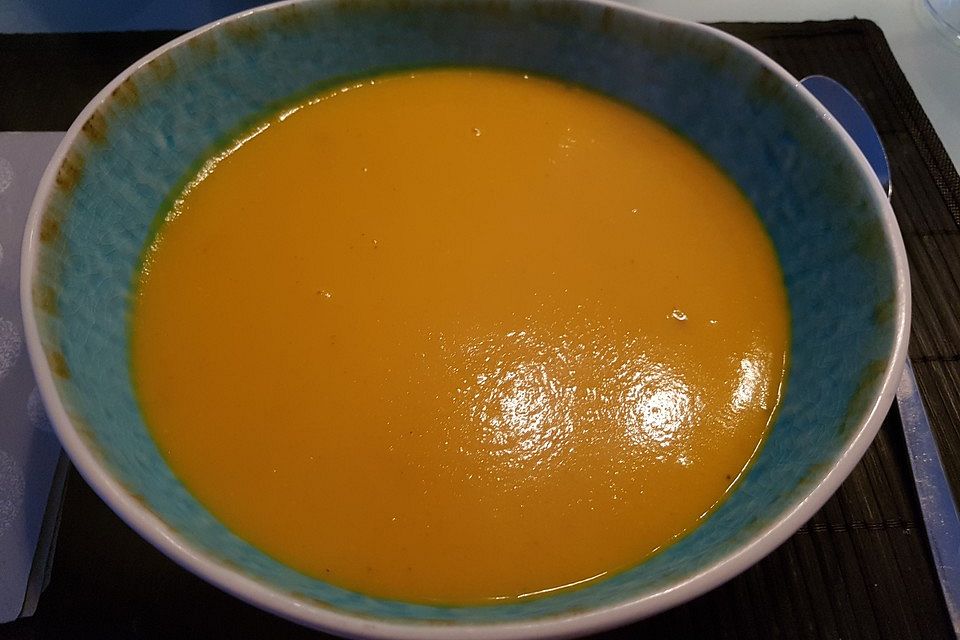 Cremige Kürbissuppe mit Äpfeln, Karotten und Kartoffeln