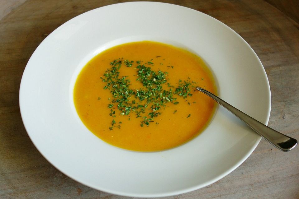 Cremige Kürbissuppe mit Äpfeln, Karotten und Kartoffeln