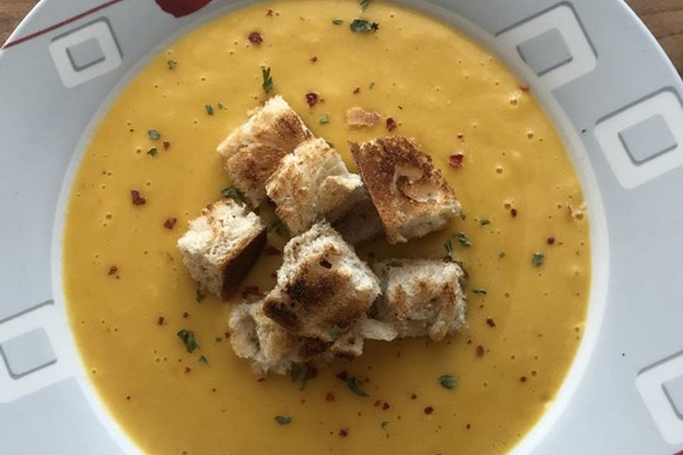 Cremige Kürbissuppe mit Äpfeln, Karotten und Kartoffeln