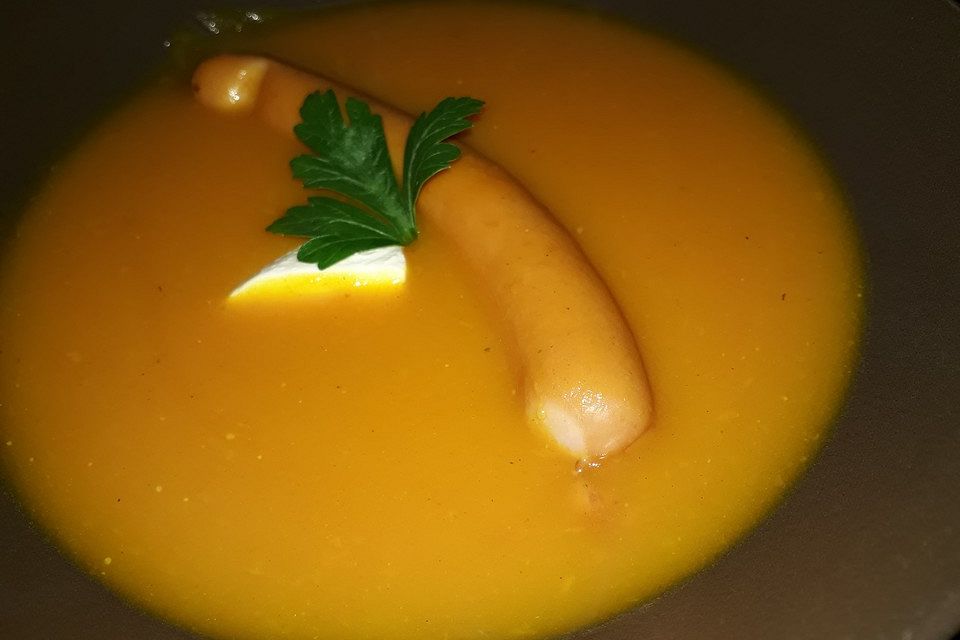 Cremige Kürbissuppe mit Äpfeln, Karotten und Kartoffeln