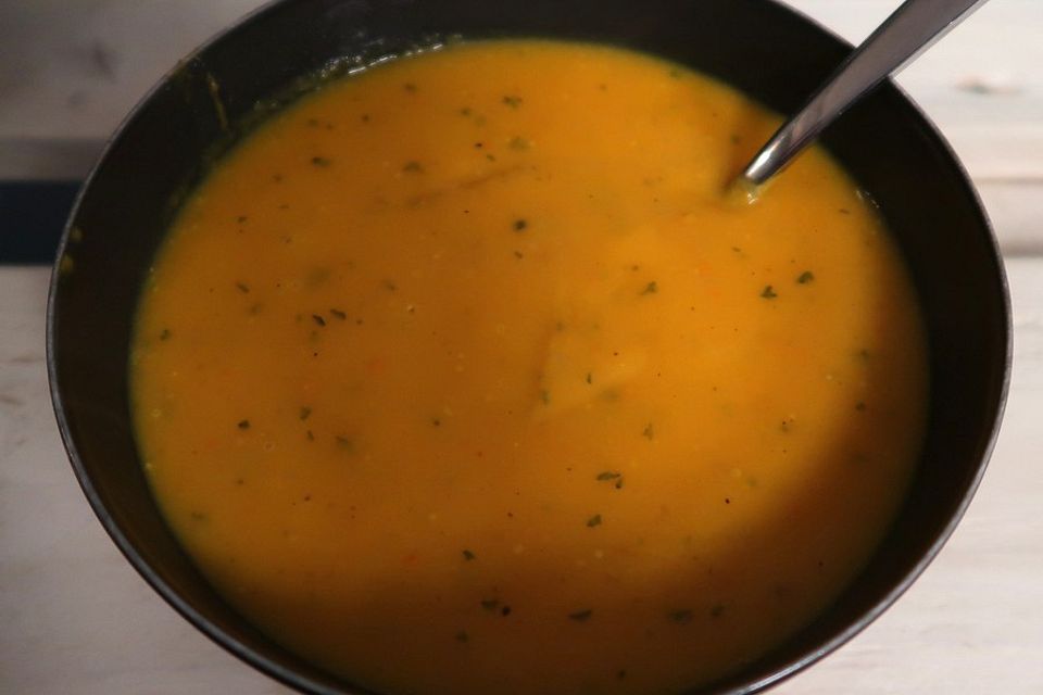 Cremige Kürbissuppe mit Äpfeln, Karotten und Kartoffeln