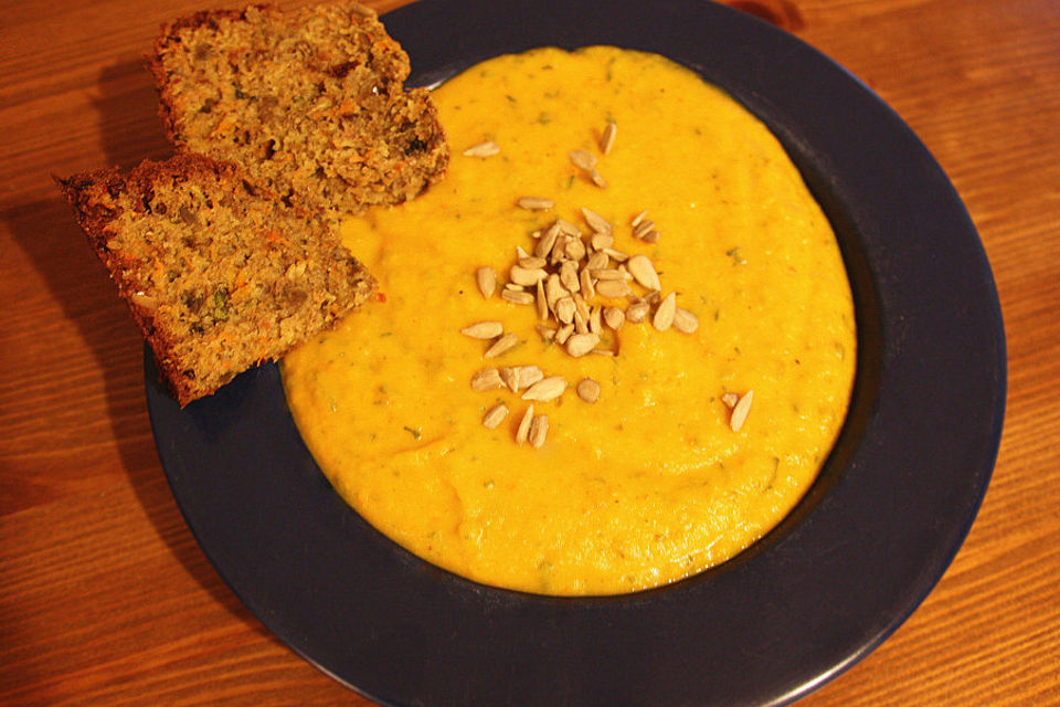 Cremige Kürbissuppe mit Äpfeln, Karotten und Kartoffeln