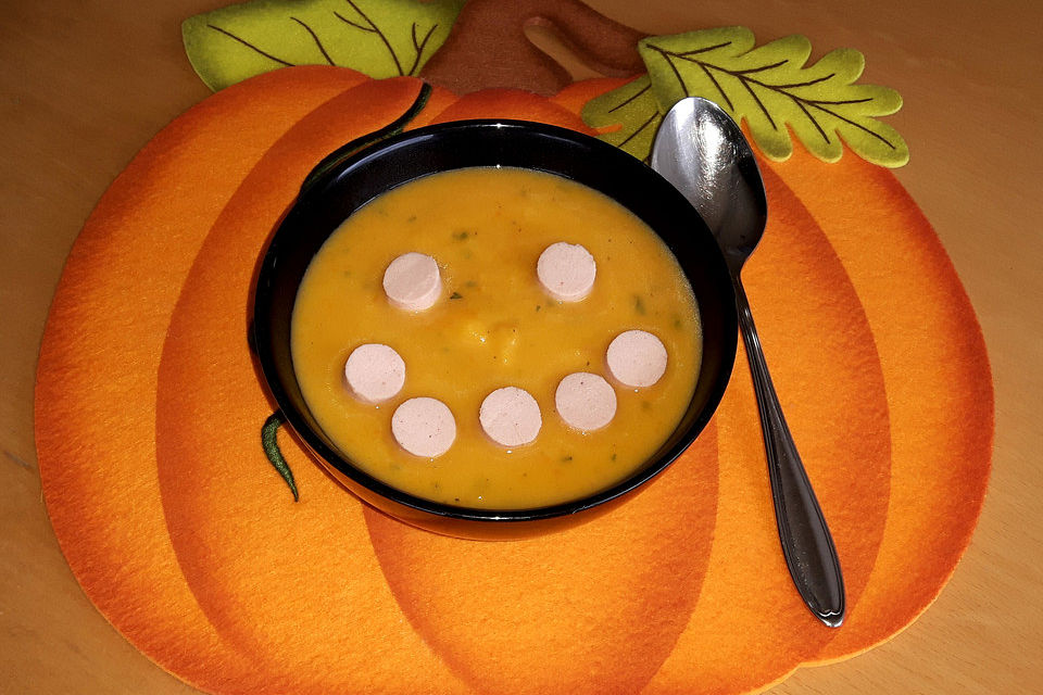 Cremige Kürbissuppe mit Äpfeln, Karotten und Kartoffeln