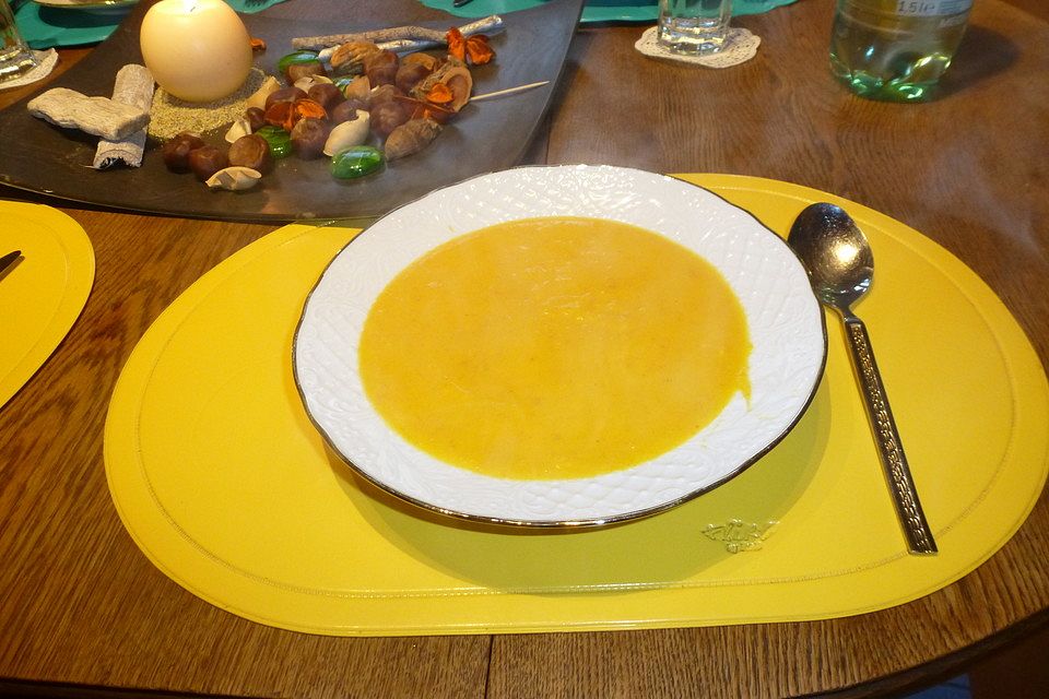 Cremige Kürbissuppe mit Äpfeln, Karotten und Kartoffeln