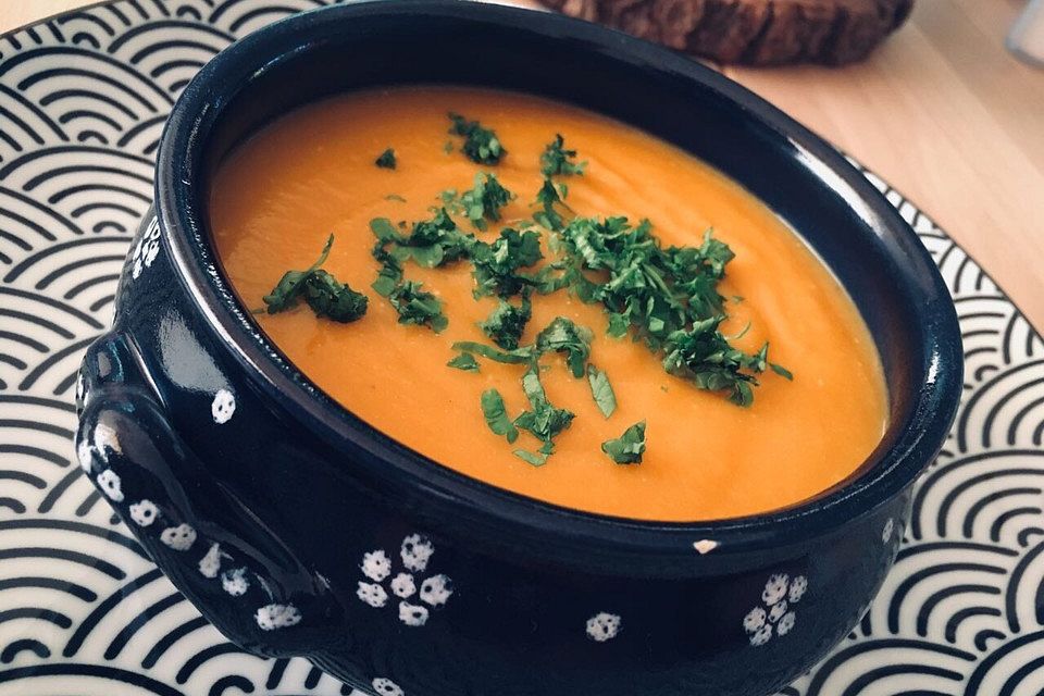 Cremige Kürbissuppe mit Äpfeln, Karotten und Kartoffeln