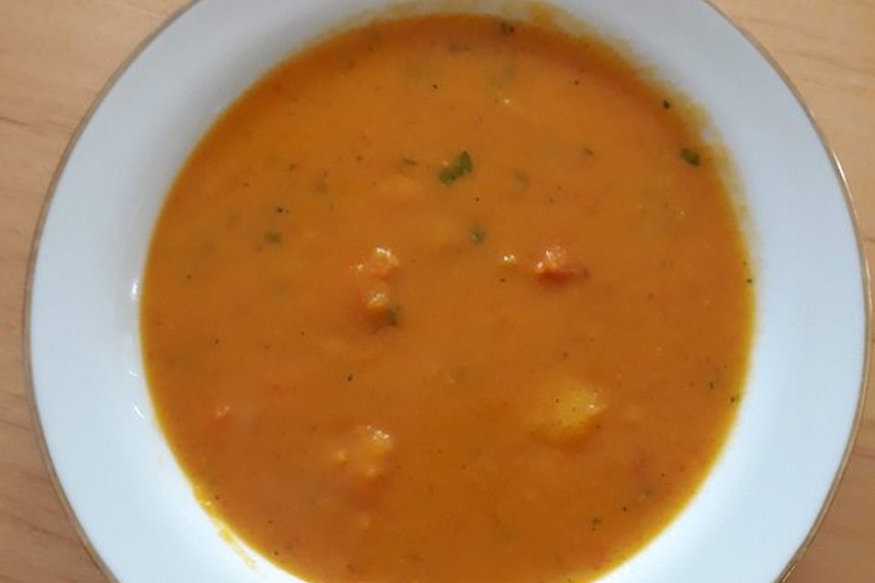 Cremige Kürbissuppe mit Äpfeln, Karotten und Kartoffeln