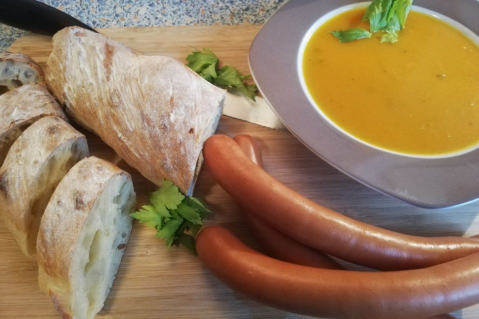 Cremige Kürbissuppe mit Äpfeln, Karotten und Kartoffeln