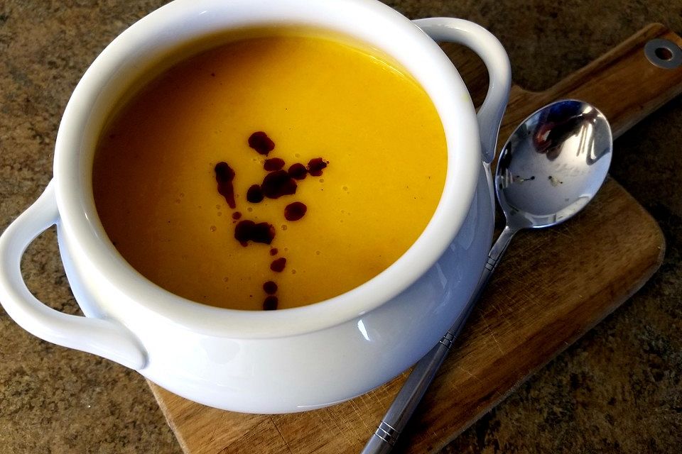 Cremige Kürbissuppe mit Äpfeln, Karotten und Kartoffeln