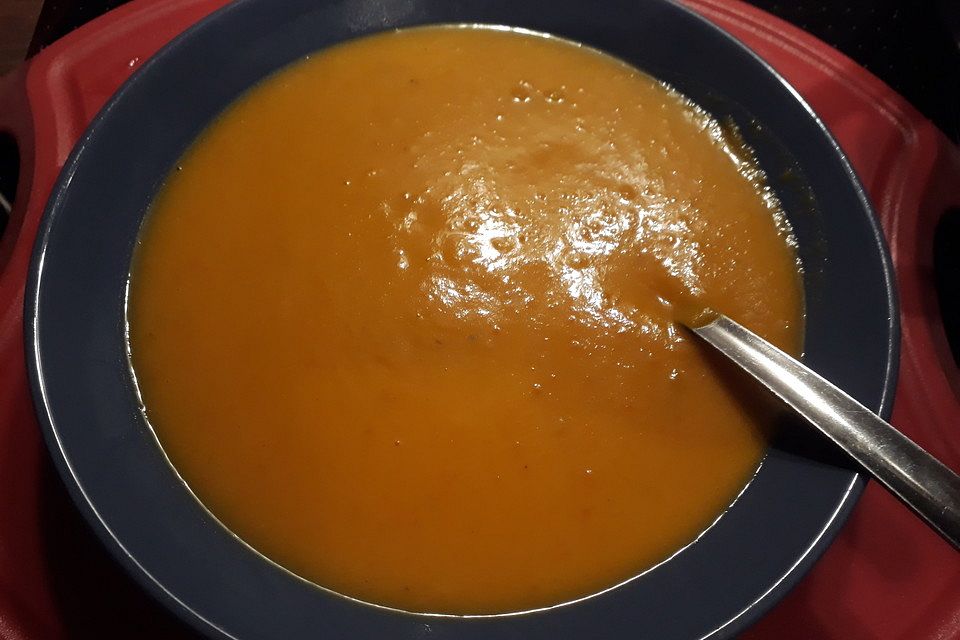 Cremige Kürbissuppe mit Äpfeln, Karotten und Kartoffeln