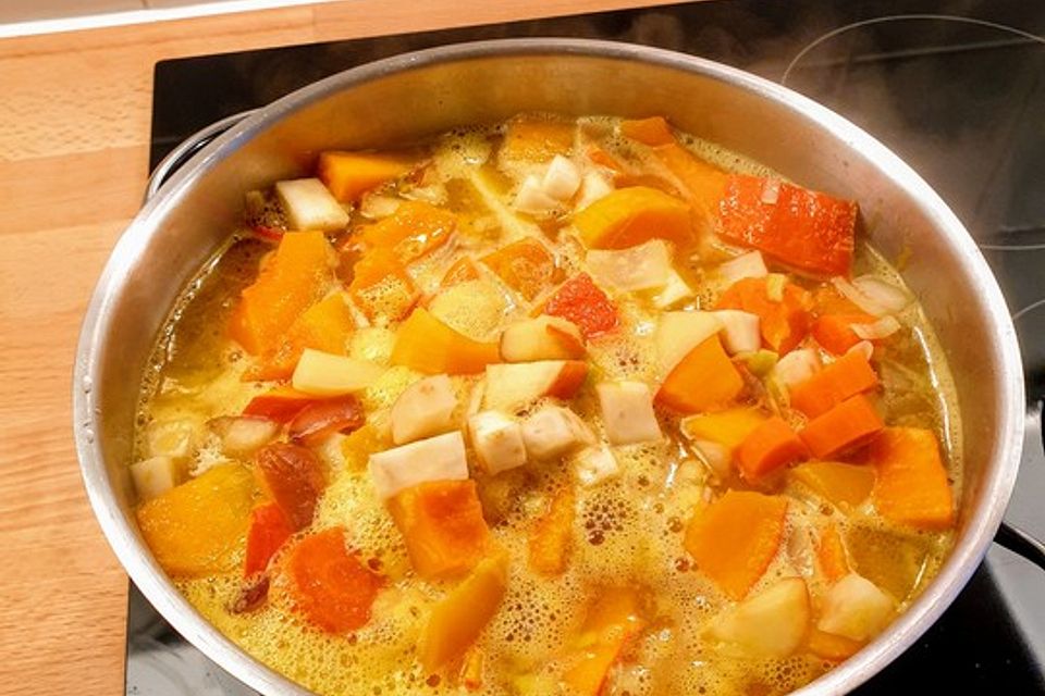 Cremige Kürbissuppe mit Äpfeln, Karotten und Kartoffeln