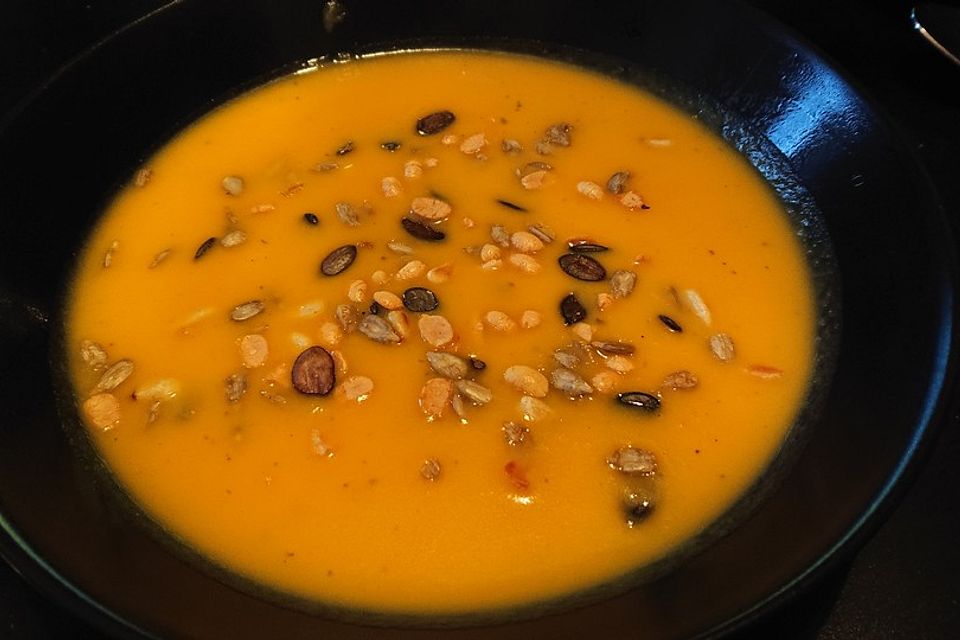 Cremige Kürbissuppe mit Äpfeln, Karotten und Kartoffeln