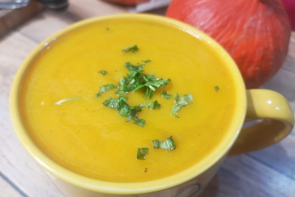 Cremige Kürbissuppe mit Äpfeln, Karotten und Kartoffeln