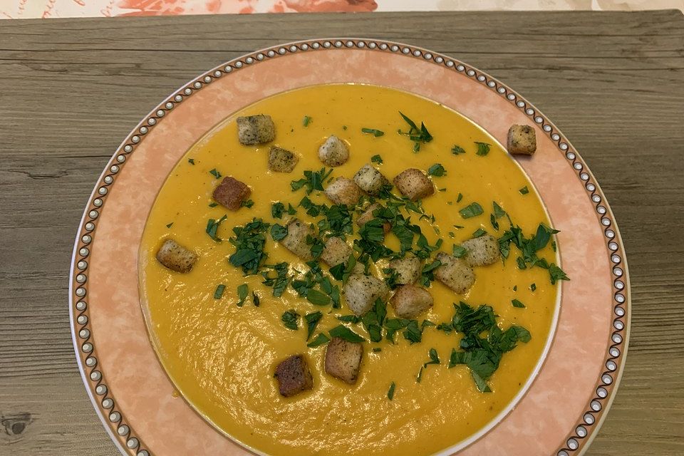 Cremige Kürbissuppe mit Äpfeln, Karotten und Kartoffeln