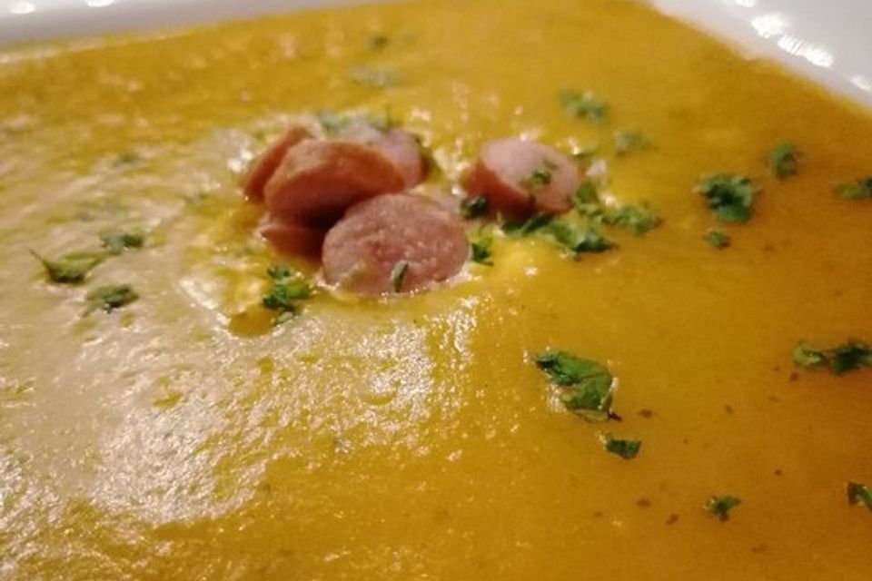 Cremige Kürbissuppe mit Äpfeln, Karotten und Kartoffeln