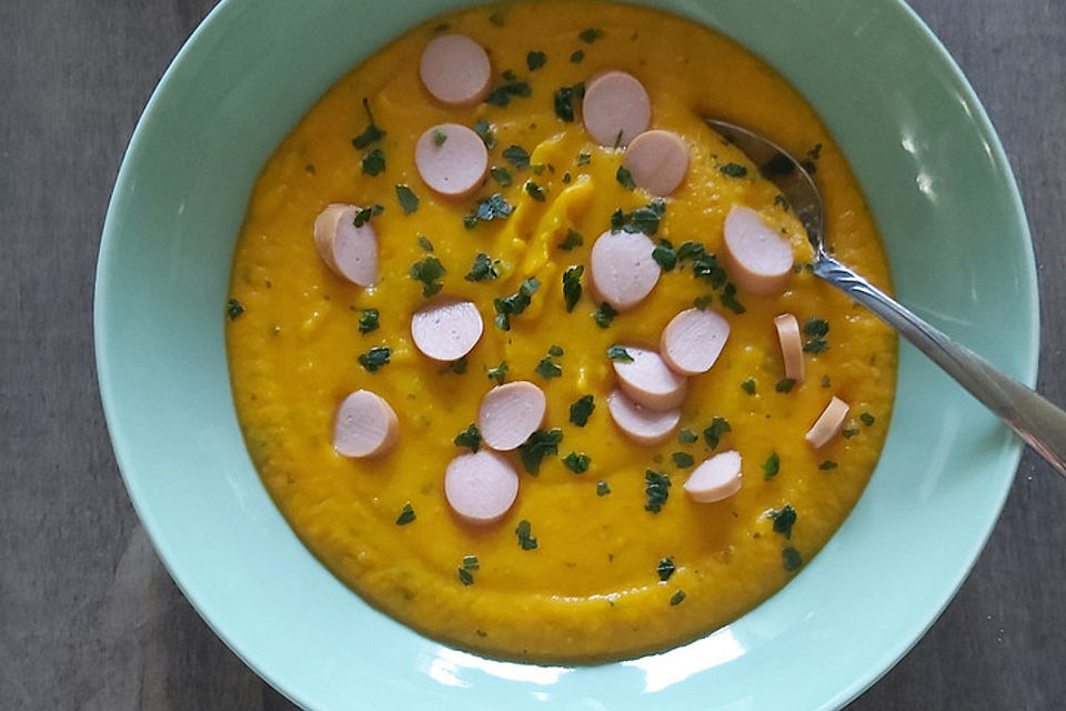 Cremige Kürbissuppe mit Äpfeln, Karotten und Kartoffeln