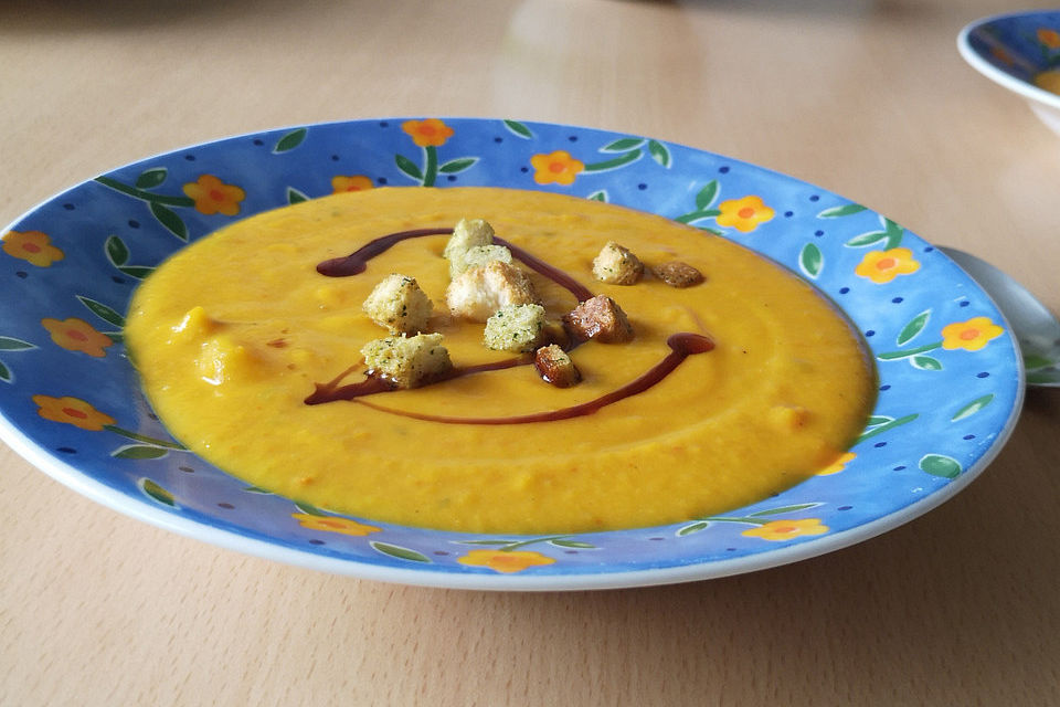 Cremige Kürbissuppe mit Äpfeln, Karotten und Kartoffeln