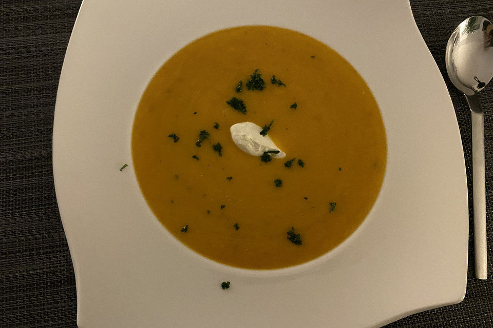 Cremige Kürbissuppe mit Äpfeln, Karotten und Kartoffeln