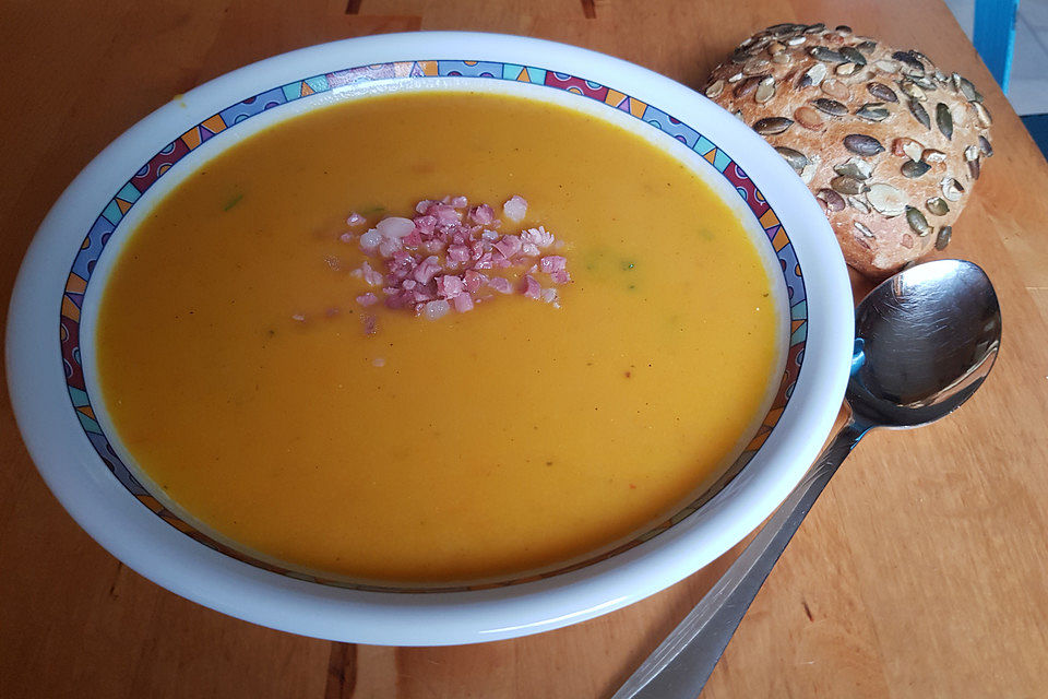 Cremige Kürbissuppe mit Äpfeln, Karotten und Kartoffeln