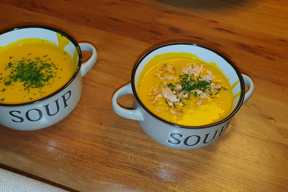 Cremige Kürbissuppe mit Äpfeln, Karotten und Kartoffeln