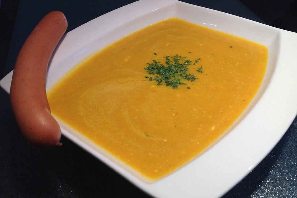 Cremige Kürbissuppe mit Äpfeln, Karotten und Kartoffeln