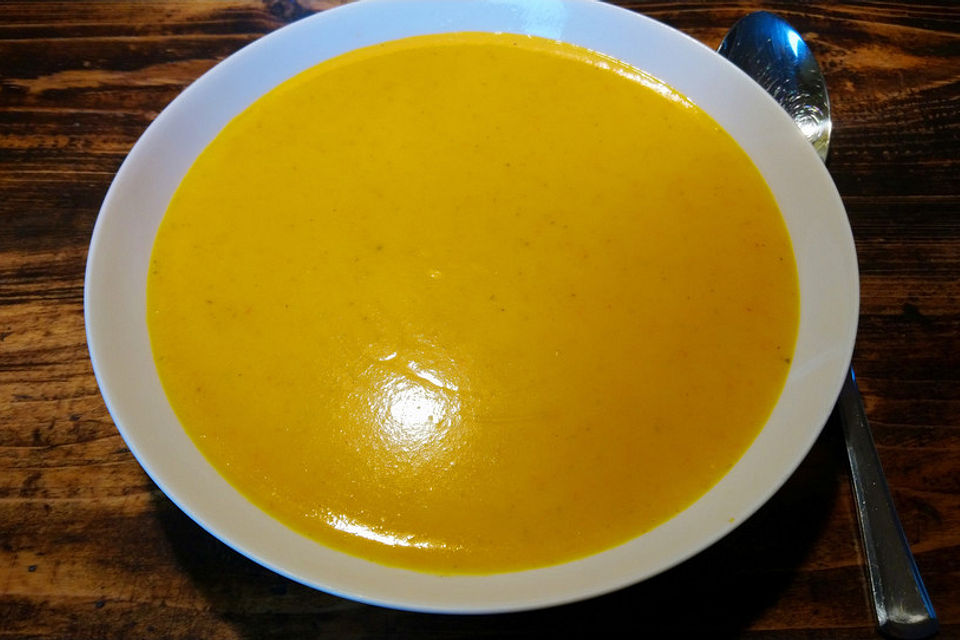 Cremige Kürbissuppe mit Äpfeln, Karotten und Kartoffeln