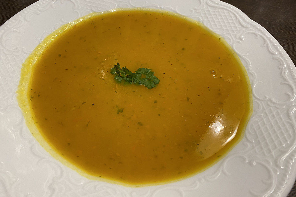 Cremige Kürbissuppe mit Äpfeln, Karotten und Kartoffeln