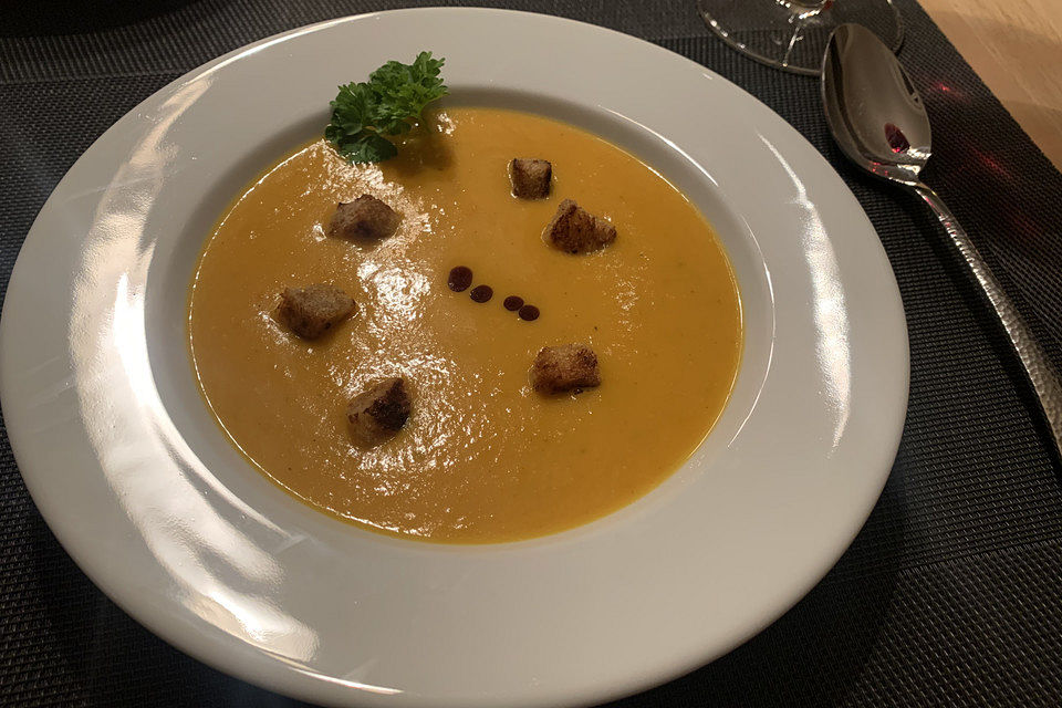 Cremige Kürbissuppe mit Äpfeln, Karotten und Kartoffeln