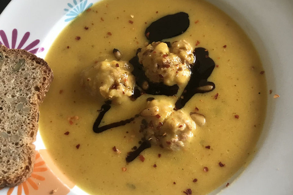 Cremige Kürbissuppe mit Äpfeln, Karotten und Kartoffeln