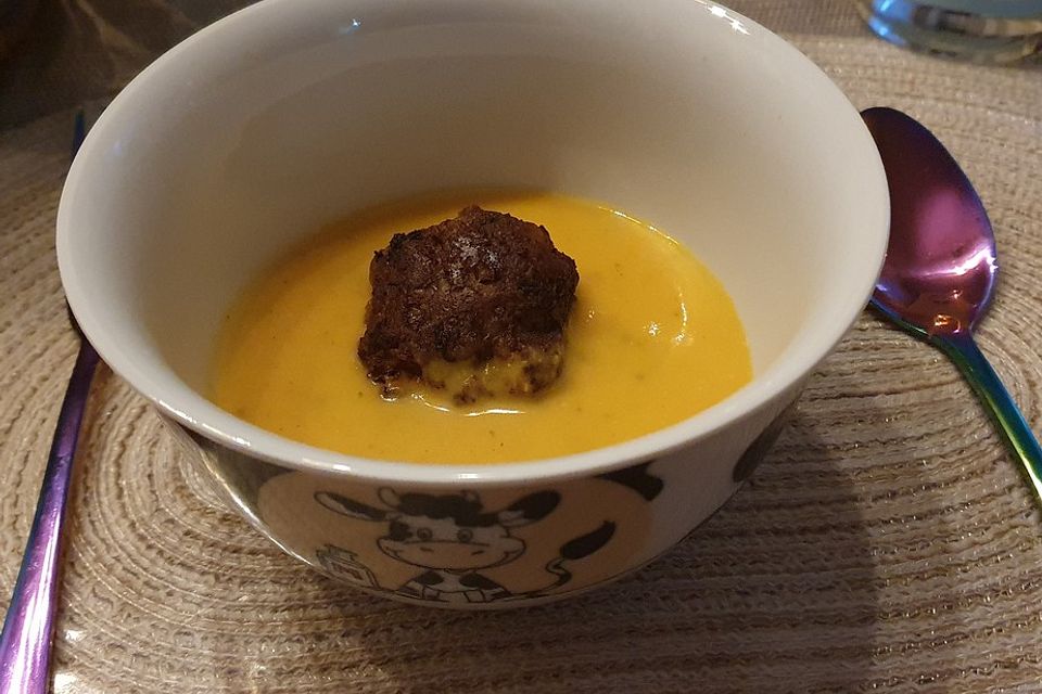 Cremige Kürbissuppe mit Äpfeln, Karotten und Kartoffeln