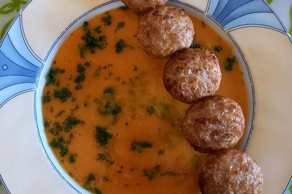 Cremige Kürbissuppe mit Äpfeln, Karotten und Kartoffeln