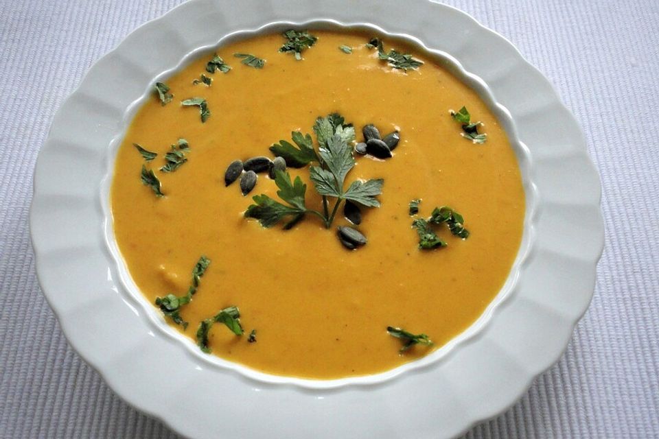 Cremige Kürbissuppe mit Äpfeln, Karotten und Kartoffeln