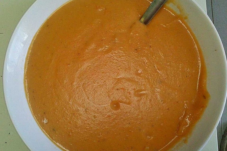 Cremige Kürbissuppe mit Äpfeln, Karotten und Kartoffeln