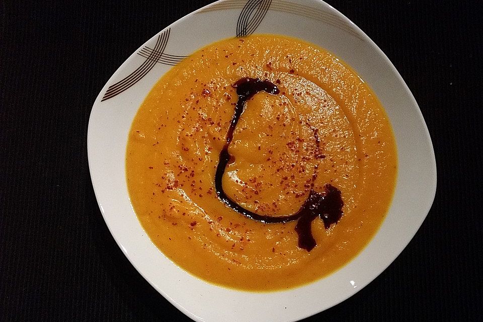 Cremige Kürbissuppe mit Äpfeln, Karotten und Kartoffeln