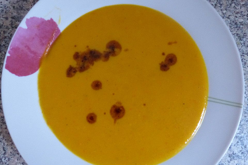 Cremige Kürbissuppe mit Äpfeln, Karotten und Kartoffeln