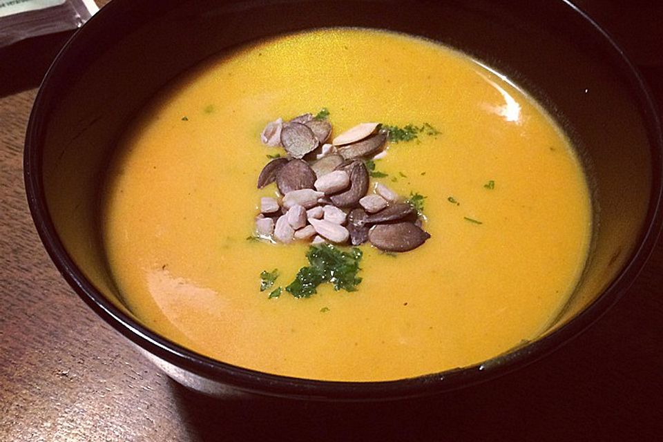 Cremige Kürbissuppe mit Äpfeln, Karotten und Kartoffeln