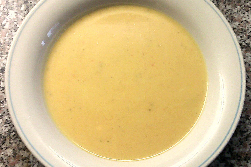 Cremige Kürbissuppe mit Äpfeln, Karotten und Kartoffeln