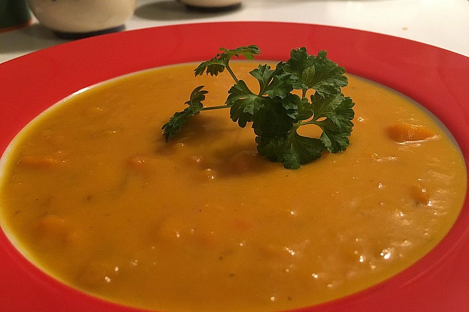 Cremige Kürbissuppe mit Äpfeln, Karotten und Kartoffeln