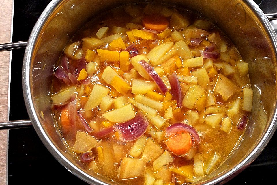 Cremige Kürbissuppe mit Äpfeln, Karotten und Kartoffeln