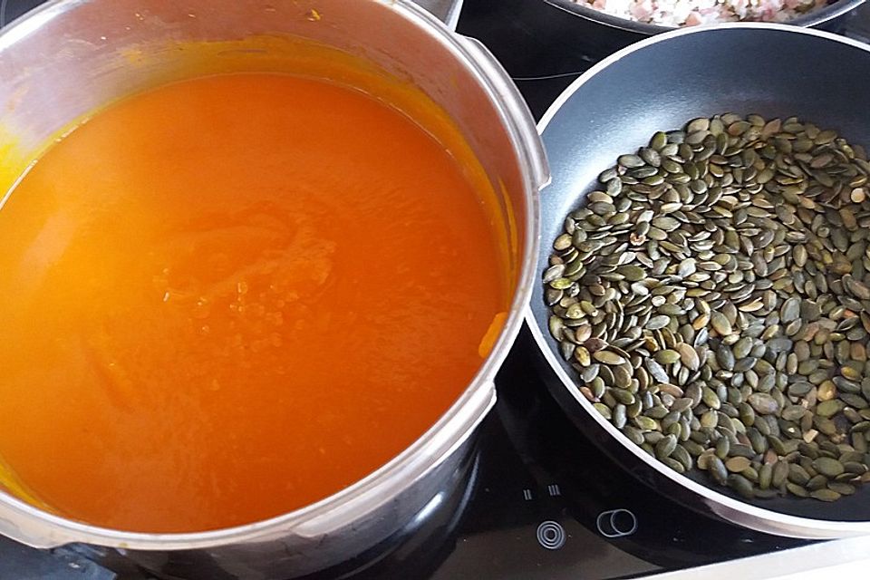 Cremige Kürbissuppe mit Äpfeln, Karotten und Kartoffeln