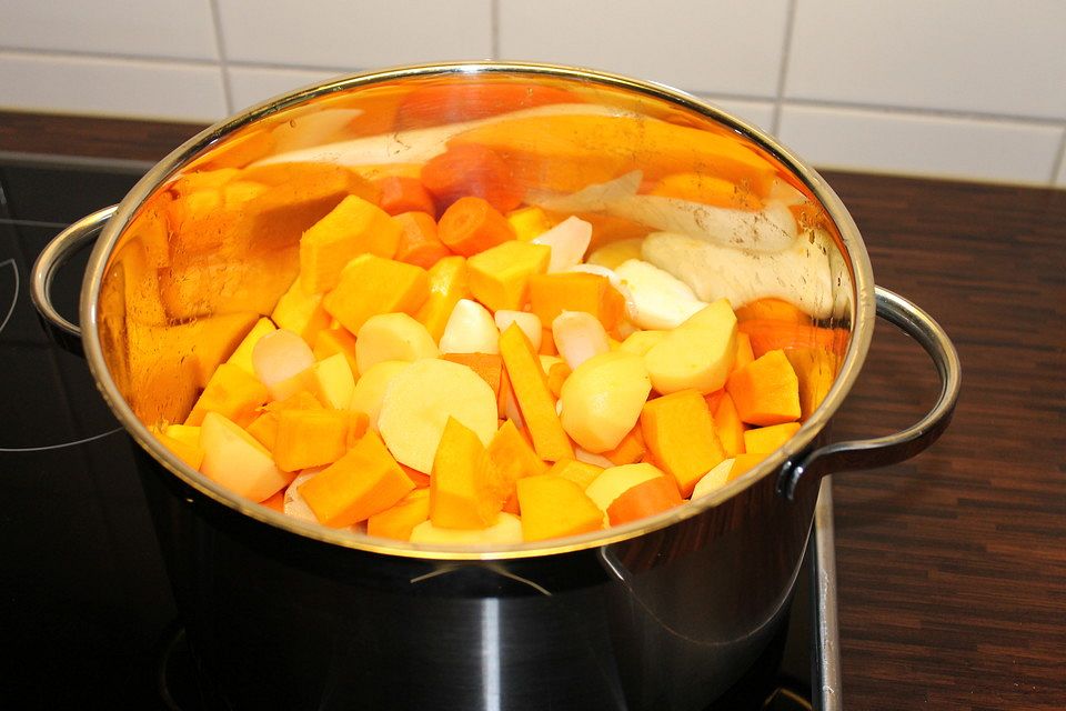 Cremige Kürbissuppe mit Äpfeln, Karotten und Kartoffeln