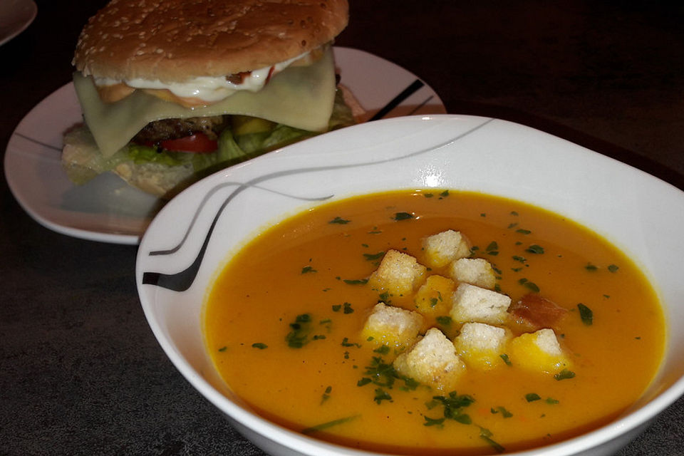 Cremige Kürbissuppe mit Äpfeln, Karotten und Kartoffeln