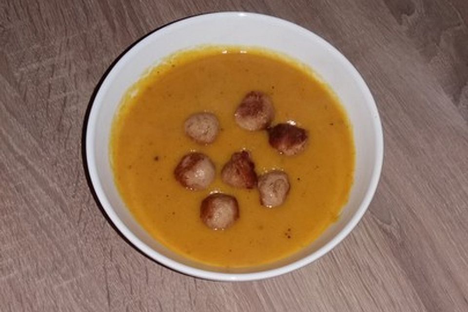 Cremige Kürbissuppe mit Äpfeln, Karotten und Kartoffeln