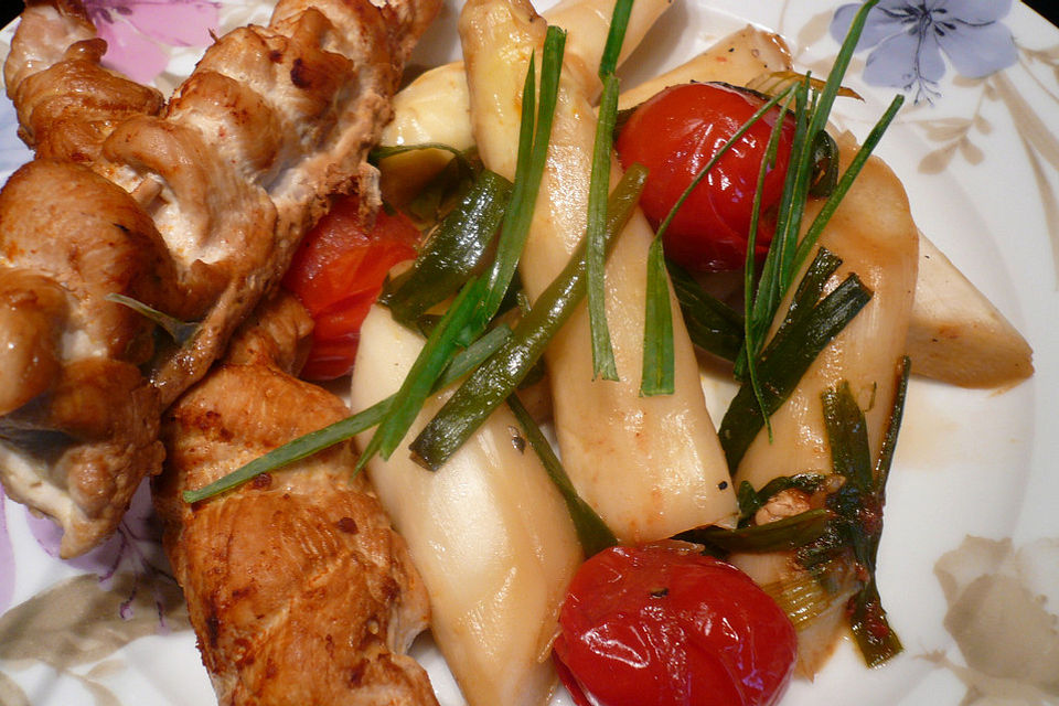 Ingwer-Spargel mit Hähnchenfiletspießen