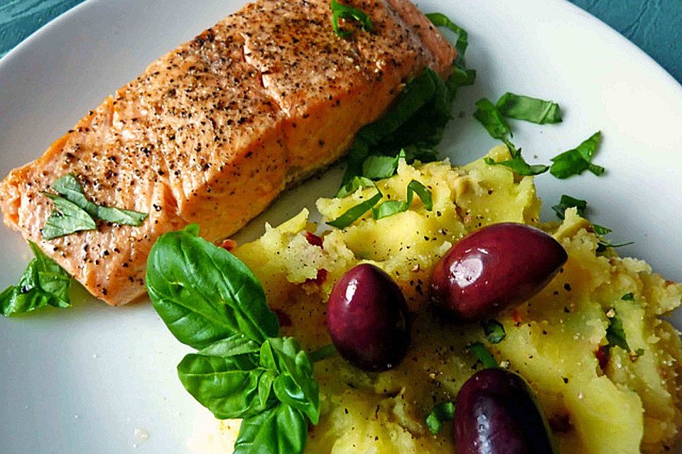 Lachs in Streifen mit mediterranem Kartoffelstampf