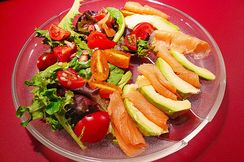 Salat mit Avocado und Lachs