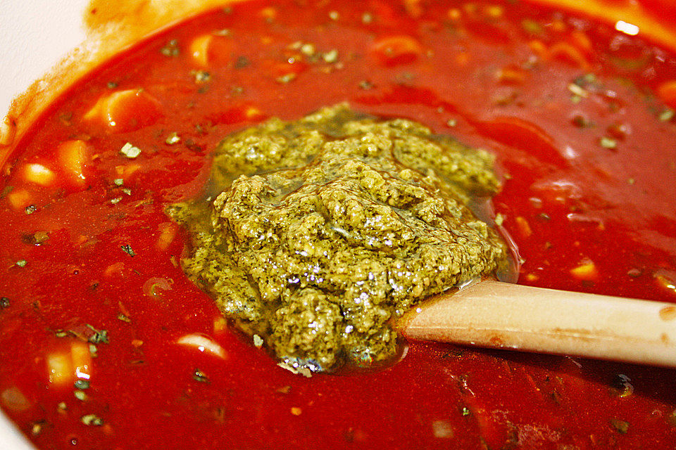 Schnelle Tomaten-Pesto-Sauce für Nudeln Schnelle Tomaten-Pesto-Sauce für Nudeln
