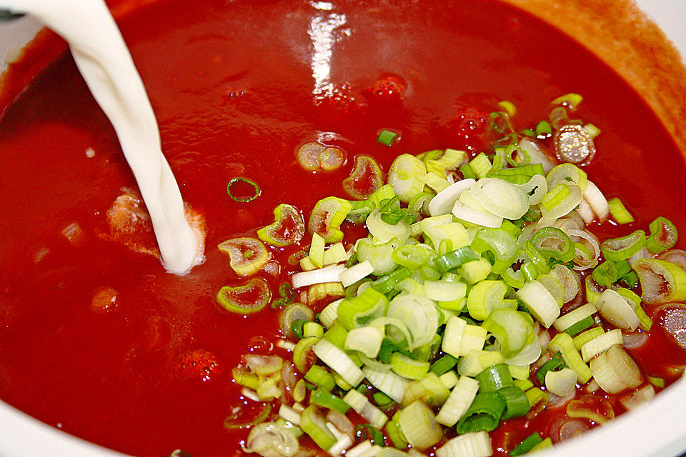 Schnelle Tomaten-Pesto-Sauce für Nudeln Schnelle Tomaten-Pesto-Sauce für Nudeln