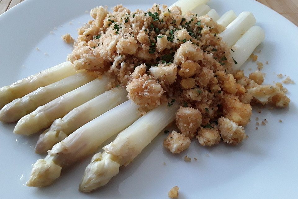 Weißer Spargel mit Butterbröseln